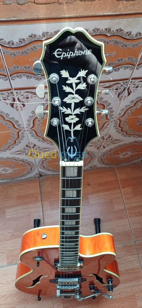 Guitare Epiphone emperor swingster neuve. 