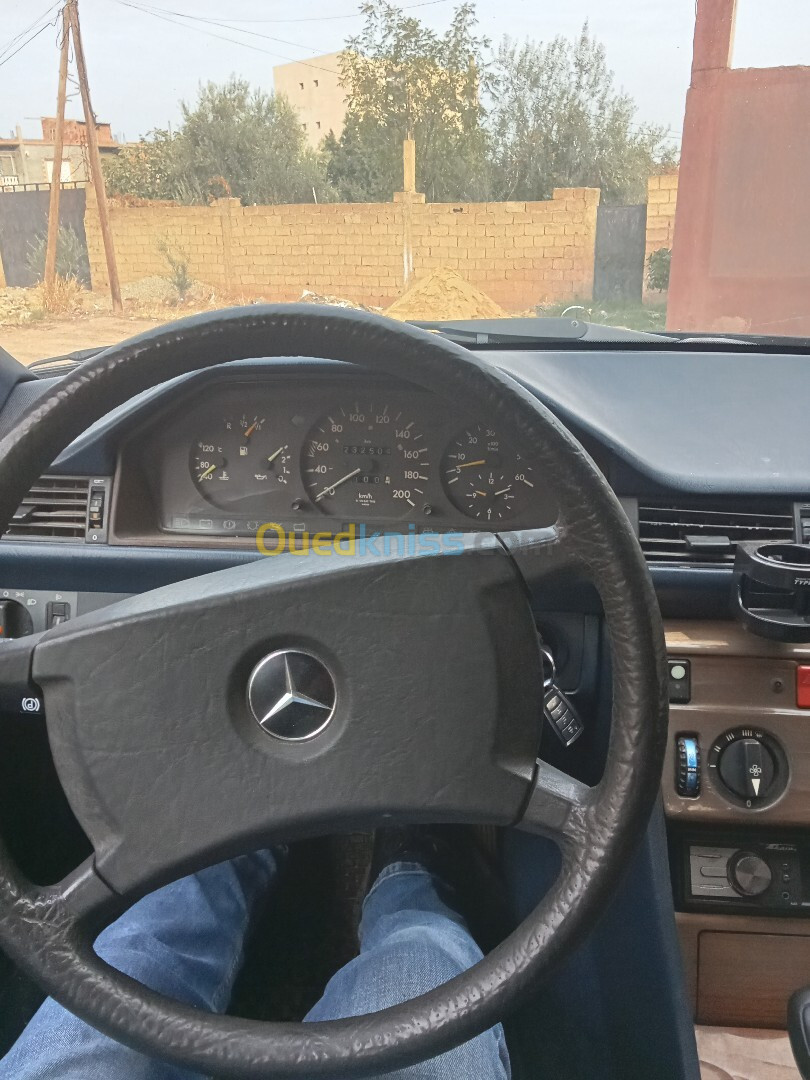 Mercedes 250D 1988 124