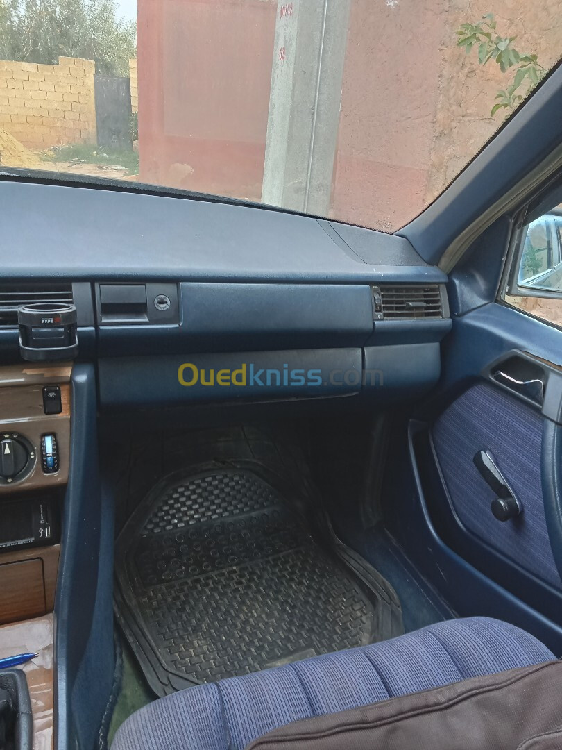 Mercedes 250D 1988 124