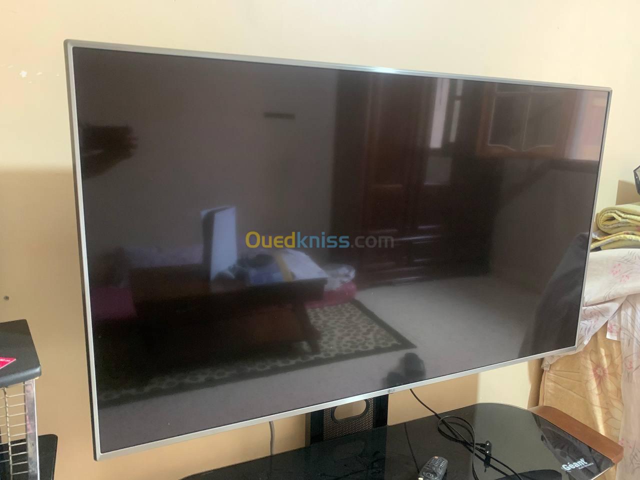 TV LG 4K UHD 55" avec table