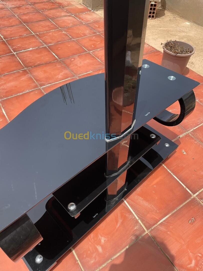 Table TV Moderne avec Support Murale Intégré