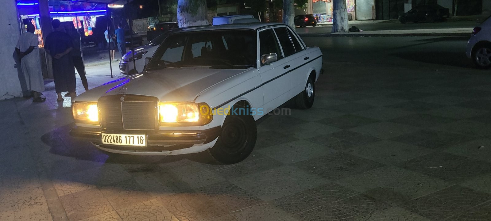 Mercedes 124 1977 la tout