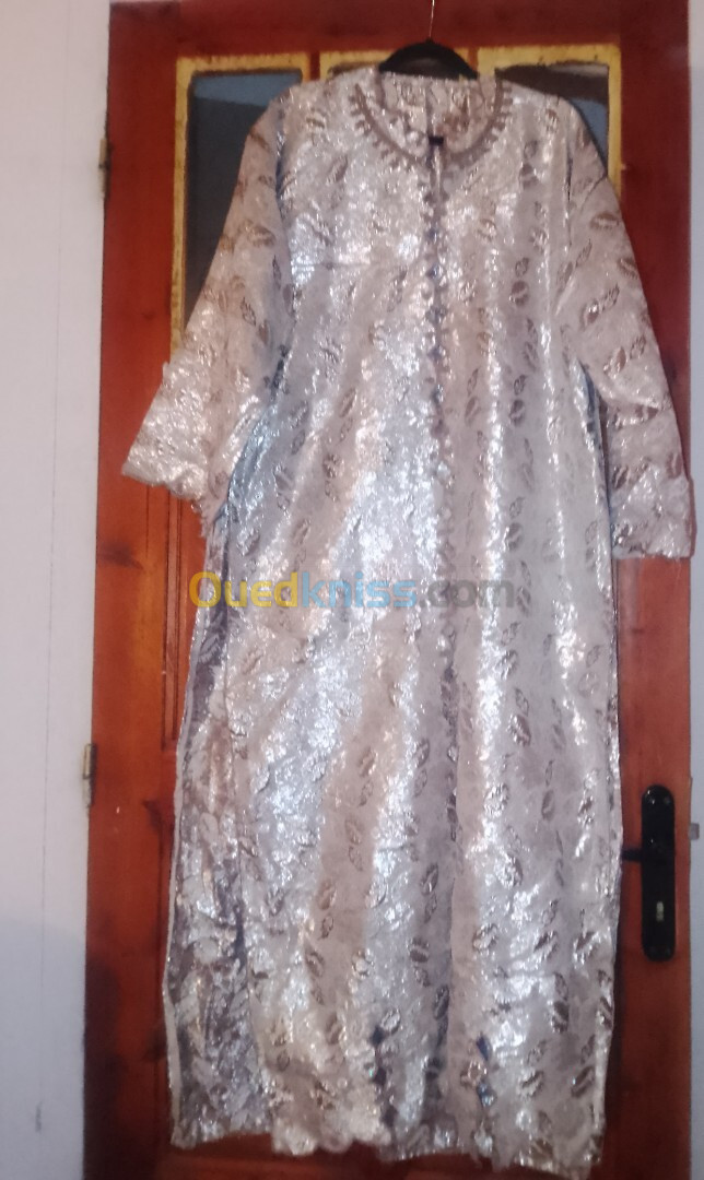 Robe de fête blanc et argentée à motifs