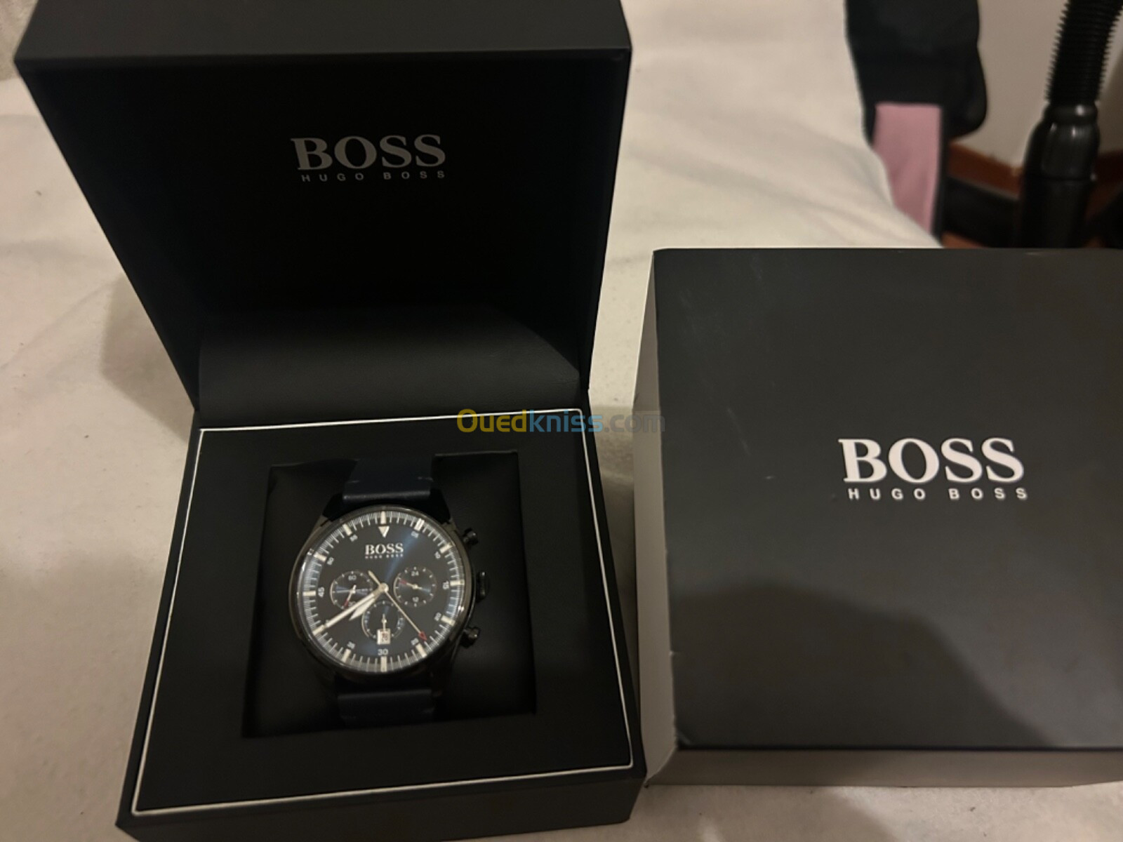 Bonjour je vend une montre boss quasi neuf avec boîte 