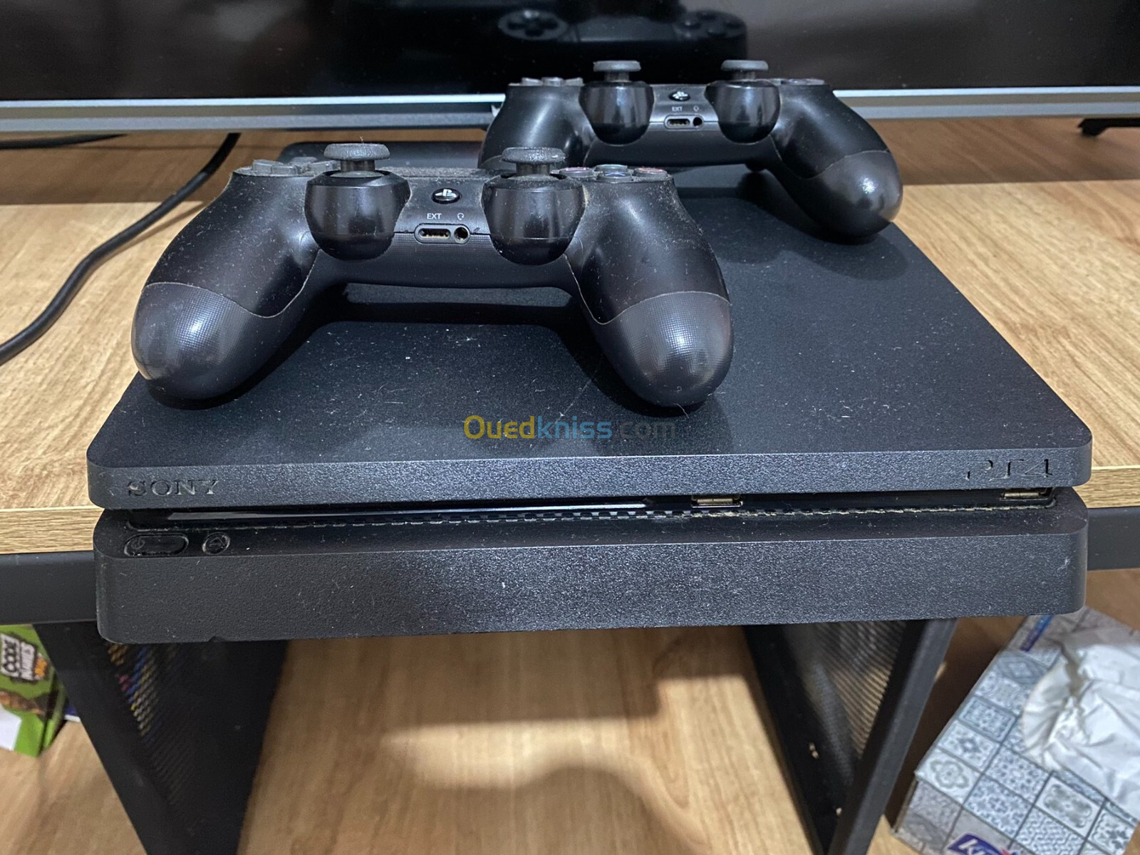  Vente PS4 Slim 500 Go  Excellent état + 2 manettes et fifa 23