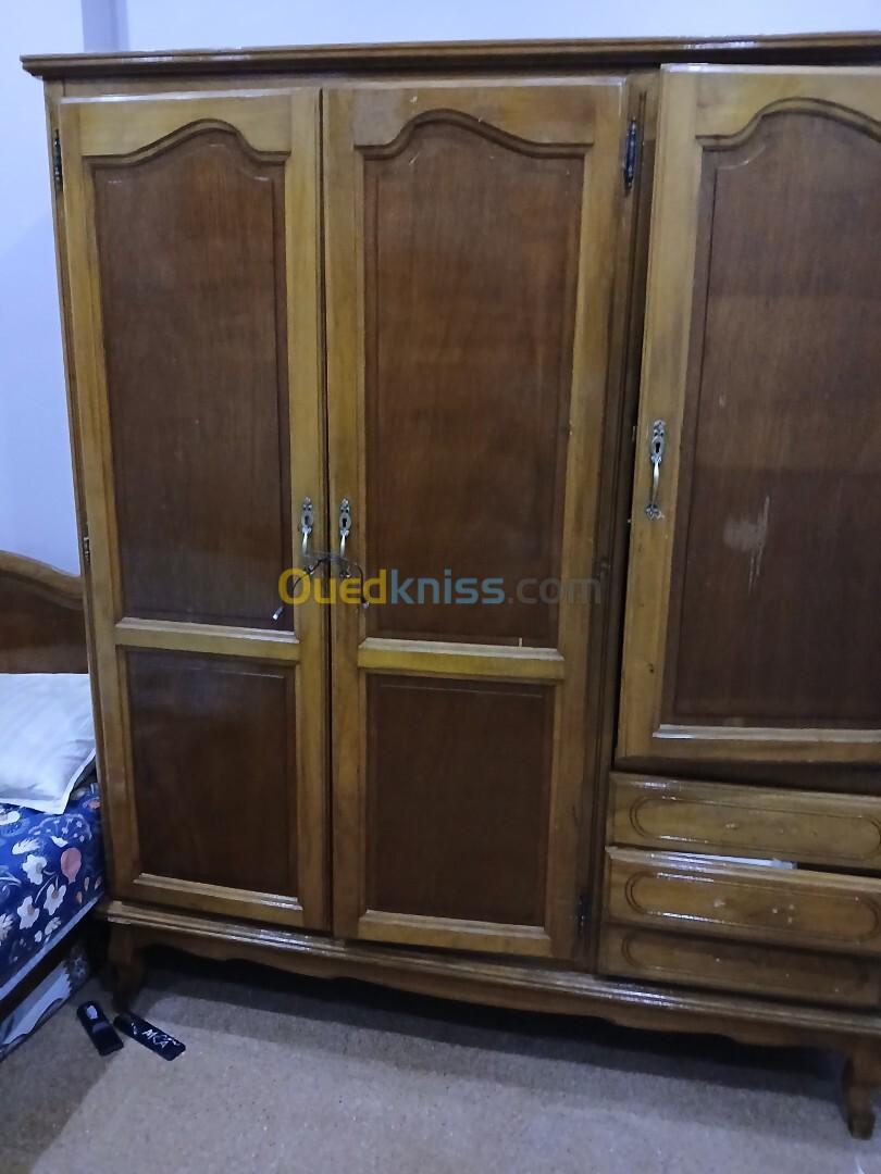 Armoire 3 portes en hetre avec 2 lits et 2 tables de nuit