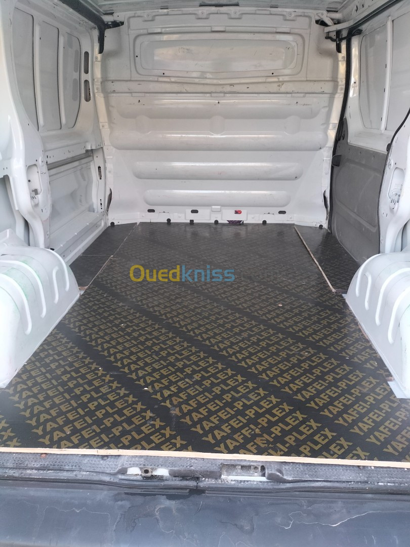 Renault Trafic 2013 يدوية