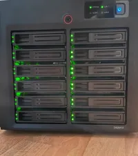 Serveur NAS Synology DS2415+ 12 baies avec disques dur 4to