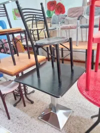 tables et chaises de café et pizzeria