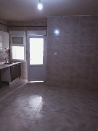appartement-location-f5-alger-mahelma-algerie