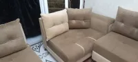 Un salon de 8 places avec 2 pouffes de bon état