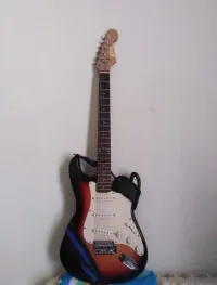 Guitare électrique copie fender avec ampli yamaha +housse+ceinture +tuneur +jack