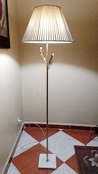 Lampadaire abat-jour pour salon, socle en marbre pied en métal doré, chapeau en tissu marron clair 
