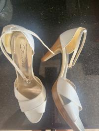 Sandales blanches à hauts talons en cuir