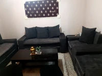 Salon 7 places + une table basse en bois + table de coin en verre + 2 poofs