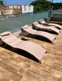 DEUX CHAISE LONG AVEC TABLE BASSE IMPORTATION MALAISIE 