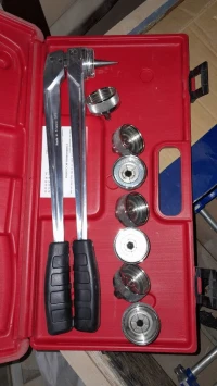 Le coffre d'embrateur + coupe tube Virax + cintreuse cuivre