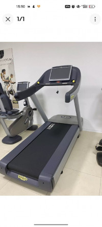 tapis-roulants-roulant-professionnel-technogym-run-now-700-visio-web-chlef-algerie