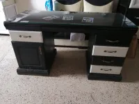 Bureau noir et blanc avec tiroirs 