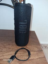 JBL Flip 6 original avec son câble neuf, utilisé 4 ou 5 fois.
