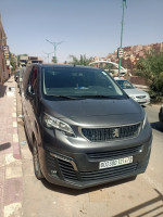 voitures-peugeot-expert-2021-vu-court-ghardaia-algerie