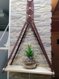 Porte pot en macramè et en bois rouge