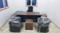 ENSEMBLE DE BUREAU 1.80M AVEC RETOUR CAISSON FIX ET BAHUT 04 PORTS +TABLE BASSE ET 03 CHAISES