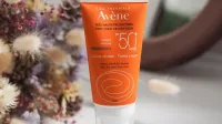 AVENE CREME SOLAIRE POUR PEAUX SENSIBLES SECHES- TEINTEE