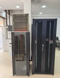 Armoire de brassage et serveur réseaux informatiques