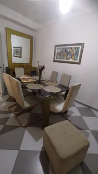 Salle à manger, table et bahut 