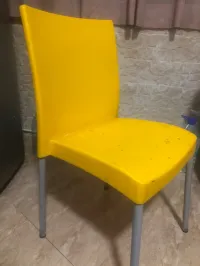 Lot de 2 chaises en plastique  bleu & jaune