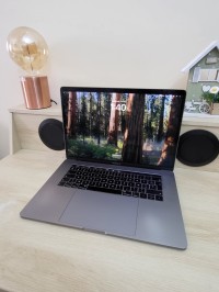 كمبيوتر-محمول-macbook-pro-touchbar-2018-156-core-i7-radeon-560x-4gb-1tb-ssd-16gb-ram-workstation-مستغانم-الجزائر