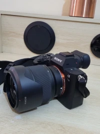 Sony Alpha 7 III hybride plein format de 24 MP - vidéo UHD 4K + Sony FE 28-70mm OSS f/3.5-5.6