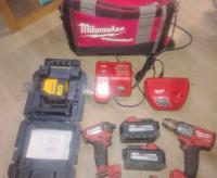 Perceuses Milwaukee avec chargeur et batteries, et niveau laser DeWalt avec sac de transport