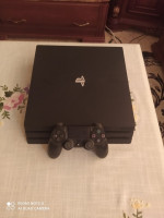 بلاي-ستيشن-ps4-pro-1-tera-flashe-900-باب-الزوار-الجزائر