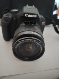 Canon EOS Rebel T7 avec sacoche batterie et carte mémoire 