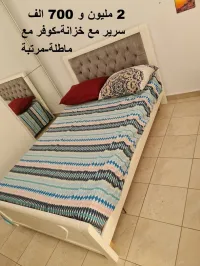 lits, matelas et oreillers, table de nuit, porte de monteau