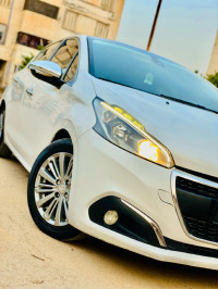 voitures-peugeot-208-2015-allure-facelift-mostaganem-algerie