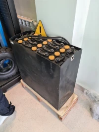 Batterie et chargeur gerbeurs et transpalettes electriques