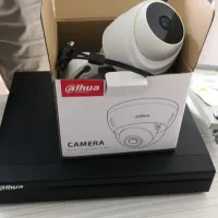 3 camera 2,8, XVR, disque 1tb et une boite d'alimentation 