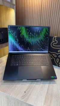 Razer Blade 16 Laptop NVIDIA GeForce RTX 4070 i9 13950HX 16 QHD+ 240Hz 16GB-RAM - 1TB SSD