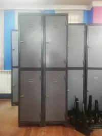 Un lot de vestiaires