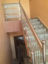 Rampe d'escalier et garde corps en inox et en verre 