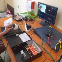 Installation des caméras de surveillance et systèmes d'alarme.