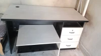 مكتب وطاولة صغيرة