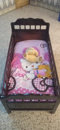 سرير اطفال في حالة جيدة .Lit d'enfant