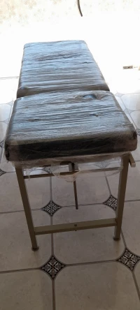 Table de consultation et escabeau 