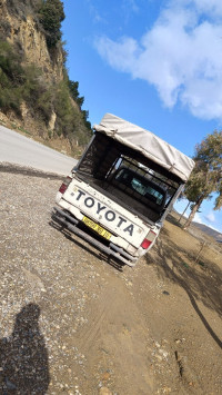 voitures-toyota-hilux-2001-mchedallah-bouira-algerie