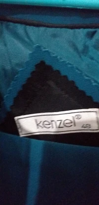 Ensemble neuf jamais porté tres chic couleur bleu pétrole 