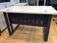 Bureau en Mélaminé blan avec Piétement Métallique Élégant